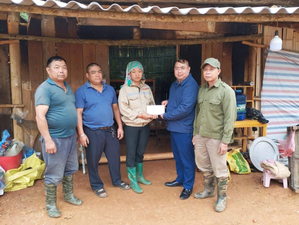 Đ/c-  Lý Seo Sùng, Ủy viên Ban Thường vụ Đảng ủy, Chủ tịch Ủy ban MTTQ Việt Nam xã trao số tiền hỗ trợ 25.000.000 đồng cho gia đình nạn nhân.