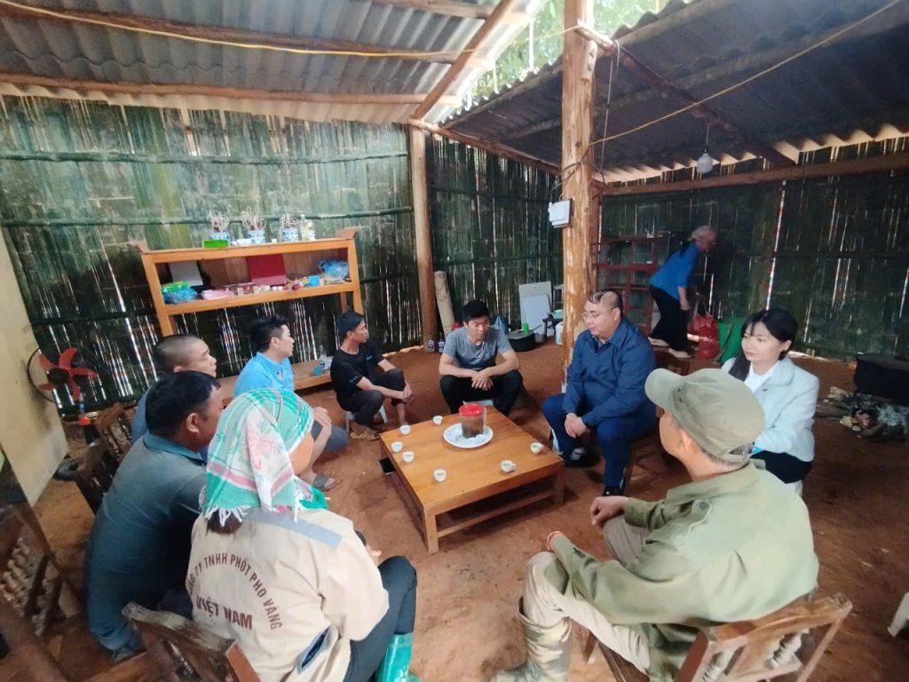 Thường trực Ủy ban MTTQ VN xã Hỏi thăm, động viên gia đình nạn nhân.